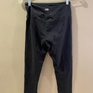 Marika Magic size small black cropped leggings. {1239}